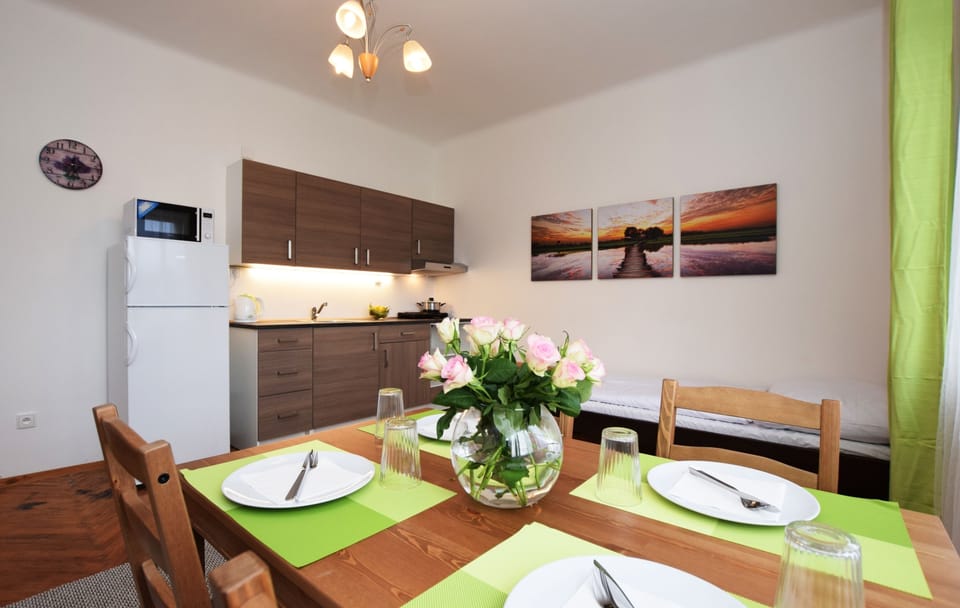 Classic Apartment, 2 Bedrooms, Kitchen, City View | In-room dining