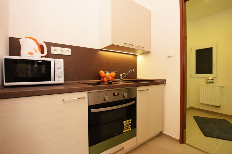 Classic Suite, 3 Twin Beds, Kitchen | Private kitchen | Fridge, microwave, stovetop, coffee/tea maker