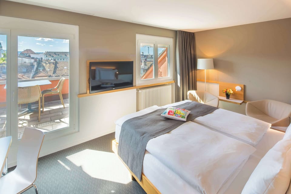 Deluxe Room, 1 Double Bed | Free minibar items, in-room safe, desk, laptop workspace