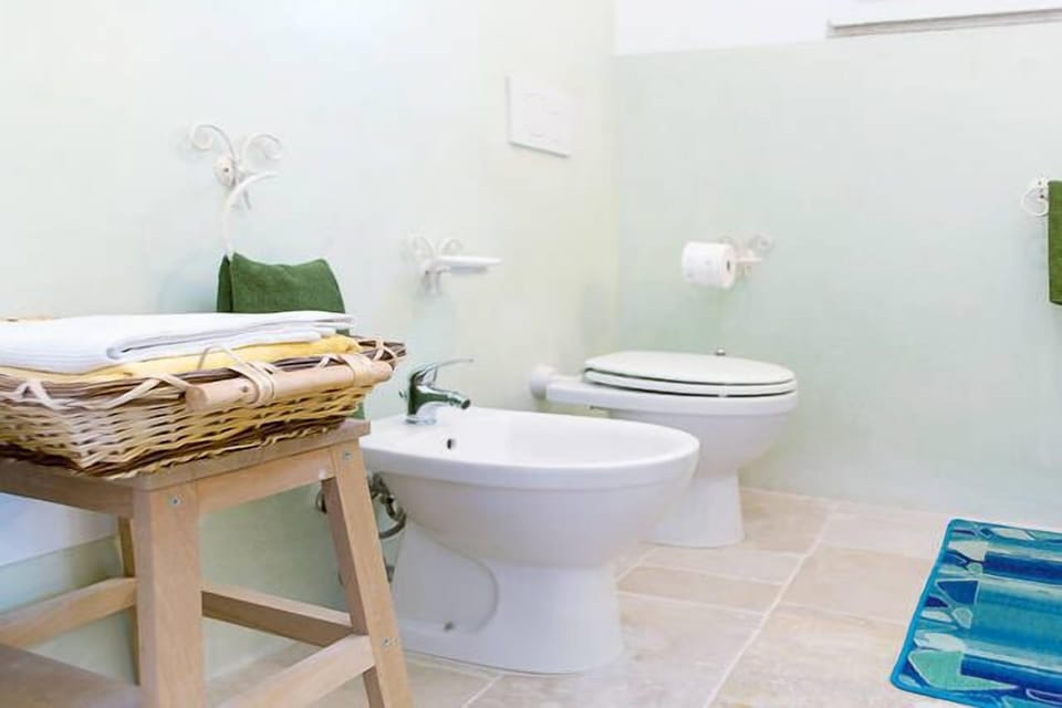 Studio, Private Bathroom | Bathroom | Shower, free toiletries, hair dryer, bidet
