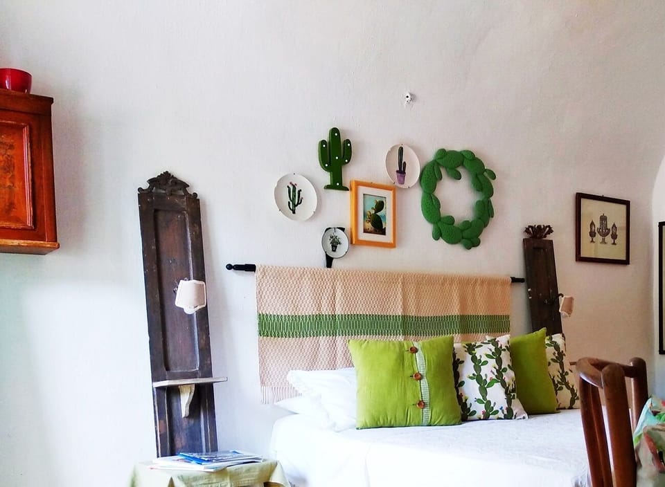Classic Double Room, 1 Queen Bed, Ensuite | Individually decorated, desk, WiFi, bed sheets