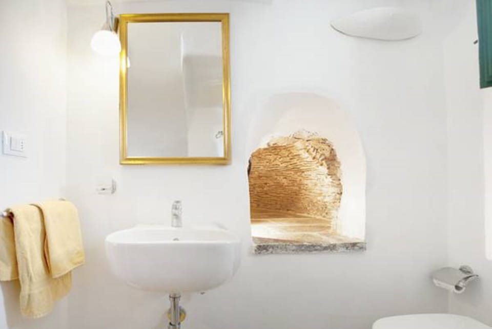 Classic Double Room, 1 Queen Bed, Ensuite | Bathroom | Shower, free toiletries, hair dryer, bidet