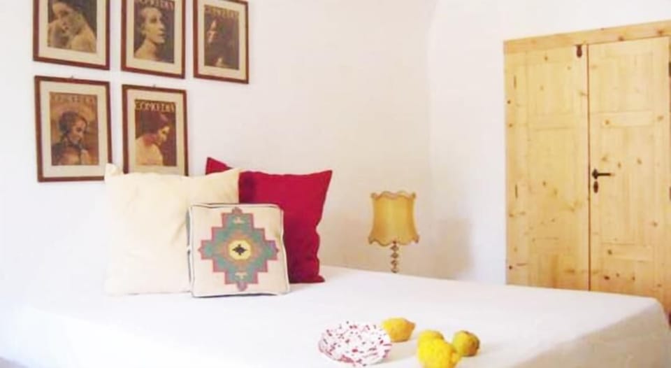 Classic Double Room, 1 Queen Bed, Ensuite | Individually decorated, desk, WiFi, bed sheets