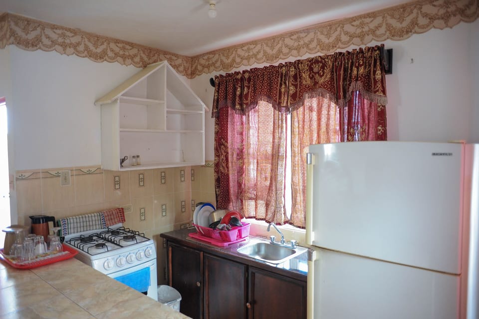 Coffee/tea maker, fridge