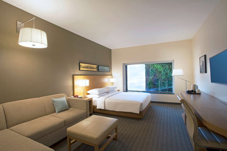 Frette Italian sheets, premium bedding, minibar, in-room safe