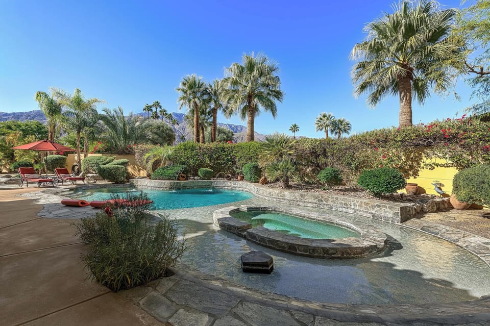 Inset Spa, Tanning Shelf of Lagoon-Shaped Saltwater Pool