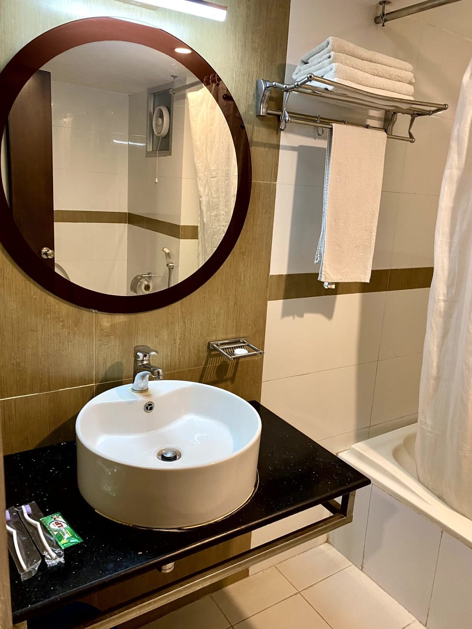 Royal Double Room | Bathroom | Shower, free toiletries, towels