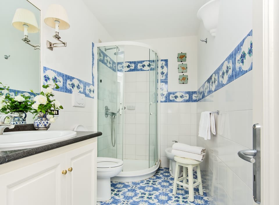 Standard Double Room | Bathroom | Free toiletries, hair dryer, bidet, towels