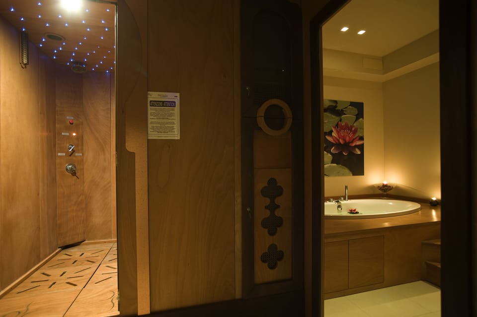 Couples treatment rooms, sauna, hot tub, steam room, Turkish bath