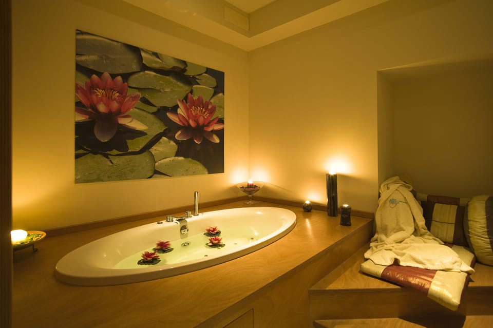 Couples treatment rooms, sauna, hot tub, steam room, Turkish bath