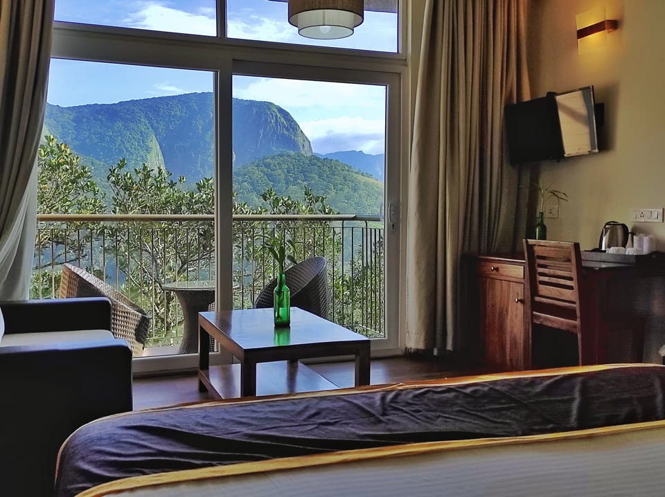 Shola Luxury Suite | Minibar, desk, laptop workspace, soundproofing