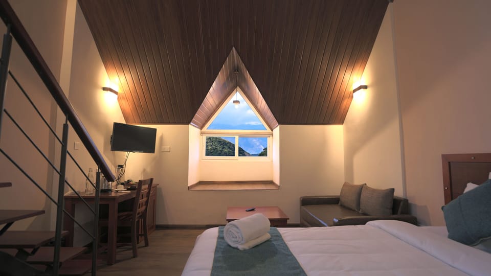 Deluxe Studio | Minibar, desk, laptop workspace, soundproofing