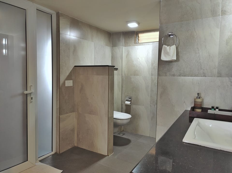 Crown Suite | Minibar, desk, laptop workspace, soundproofing