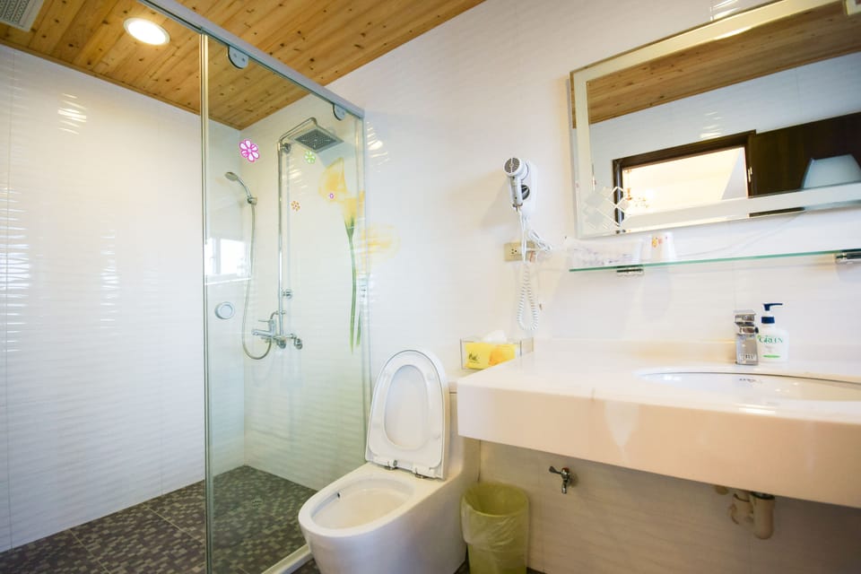Superior Quadruple Room | Bathroom | Shower, free toiletries, hair dryer, slippers