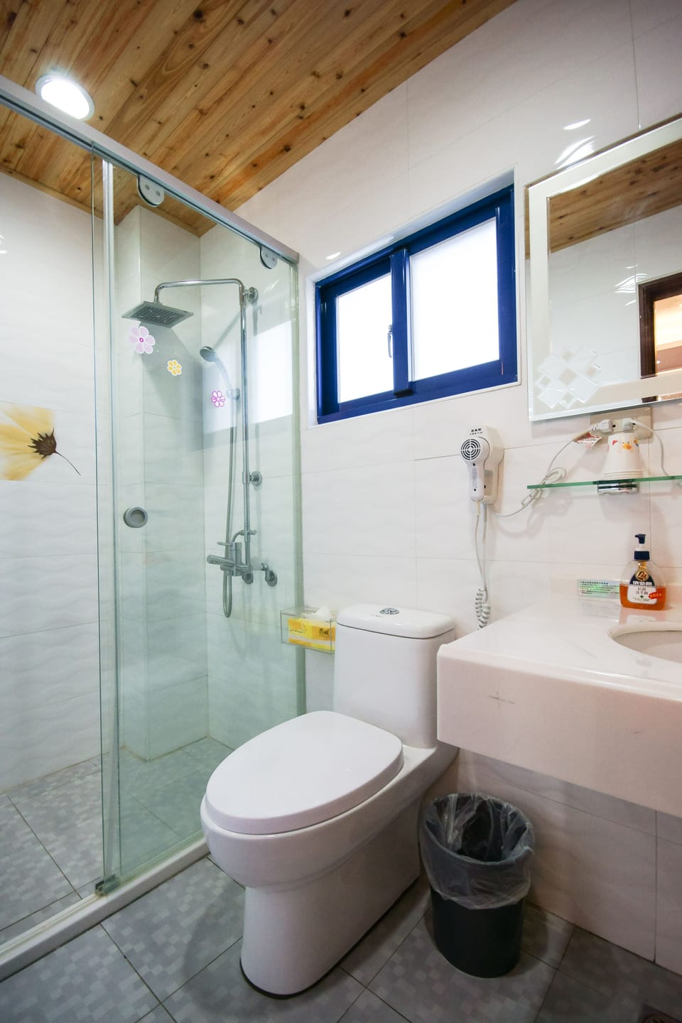 Standard Quadruple Room | Bathroom | Shower, free toiletries, hair dryer, slippers