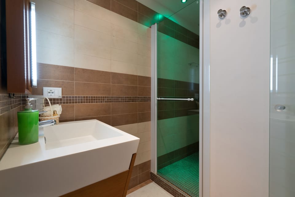 Standard Double or Twin Room | Bathroom shower