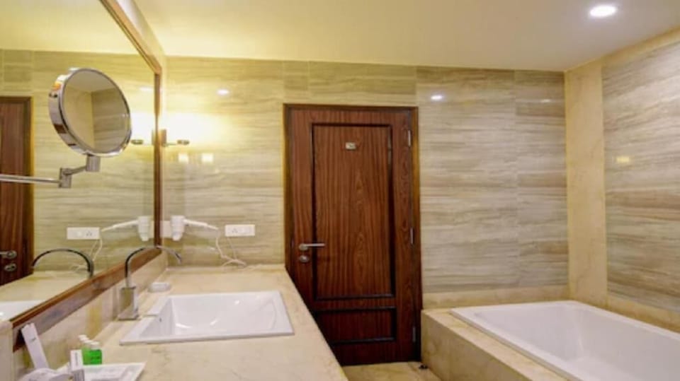 Shower, free toiletries, towels