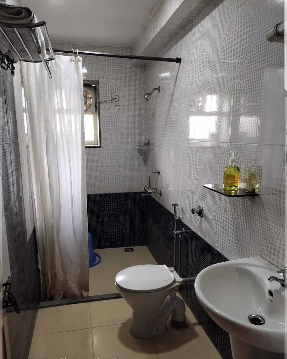 Shower, free toiletries, towels