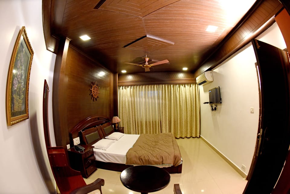 Suite | Desk, rollaway beds, free WiFi, bed sheets