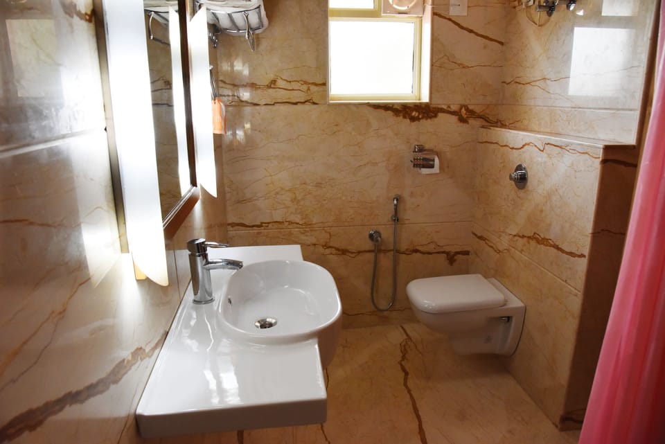 Suite | Bathroom | Shower, free toiletries, towels