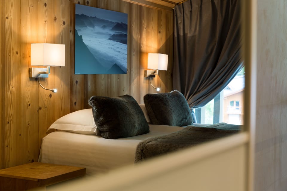 Duplex, 2 Bedrooms, Balcony, Mountainside | In-room safe, desk, soundproofing, iron/ironing board