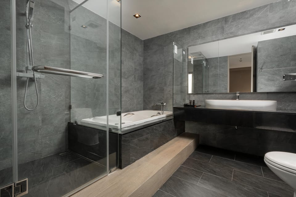 Shower, rainfall showerhead, free toiletries, hair dryer