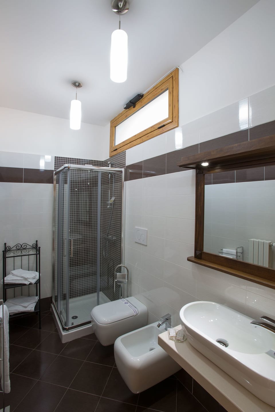 Comfort Double Room, Private Bathroom | Bathroom | Shower, free toiletries, hair dryer, bidet