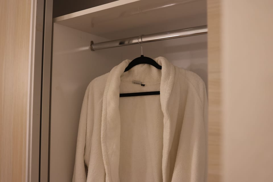 Family Suite | Bathroom | Separate tub and shower, free toiletries, towels
