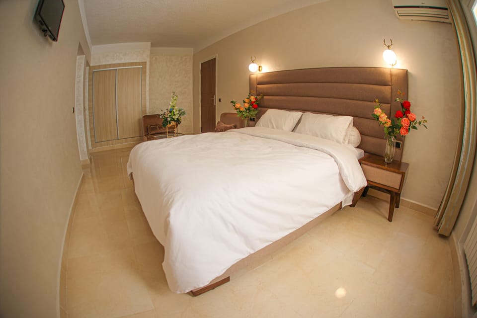 Family Suite | Blackout drapes, soundproofing, cribs (free), WiFi (free)