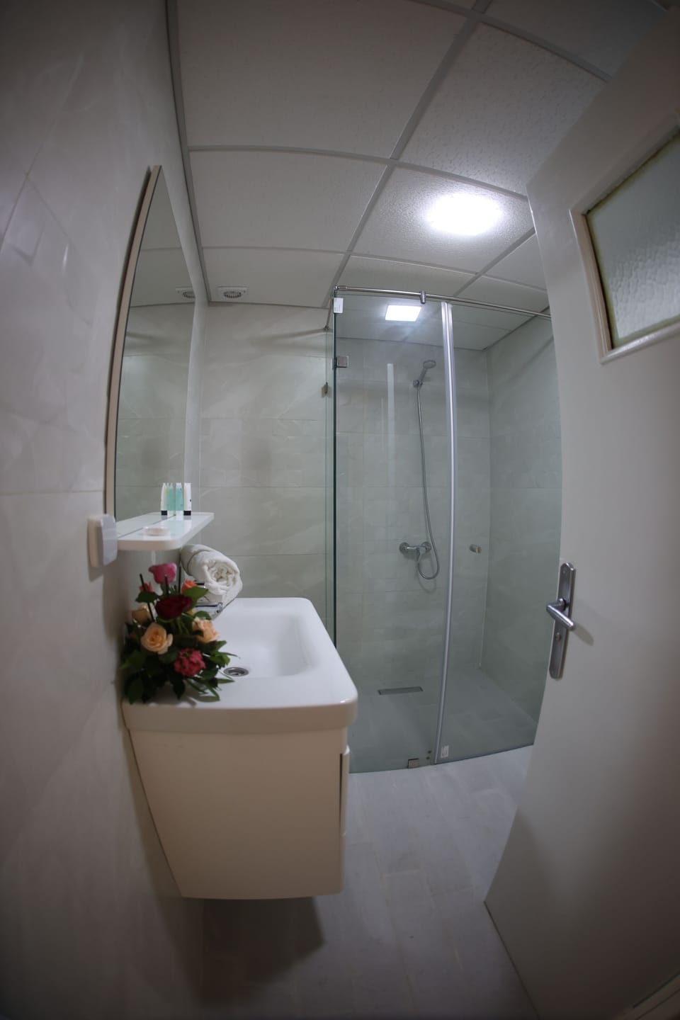 Family Suite | Bathroom | Separate tub and shower, free toiletries, towels