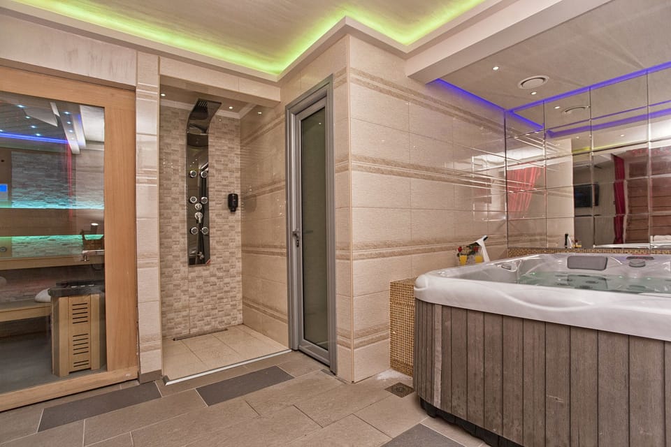 Turkish bath, 2 treatment rooms, manicures and pedicures