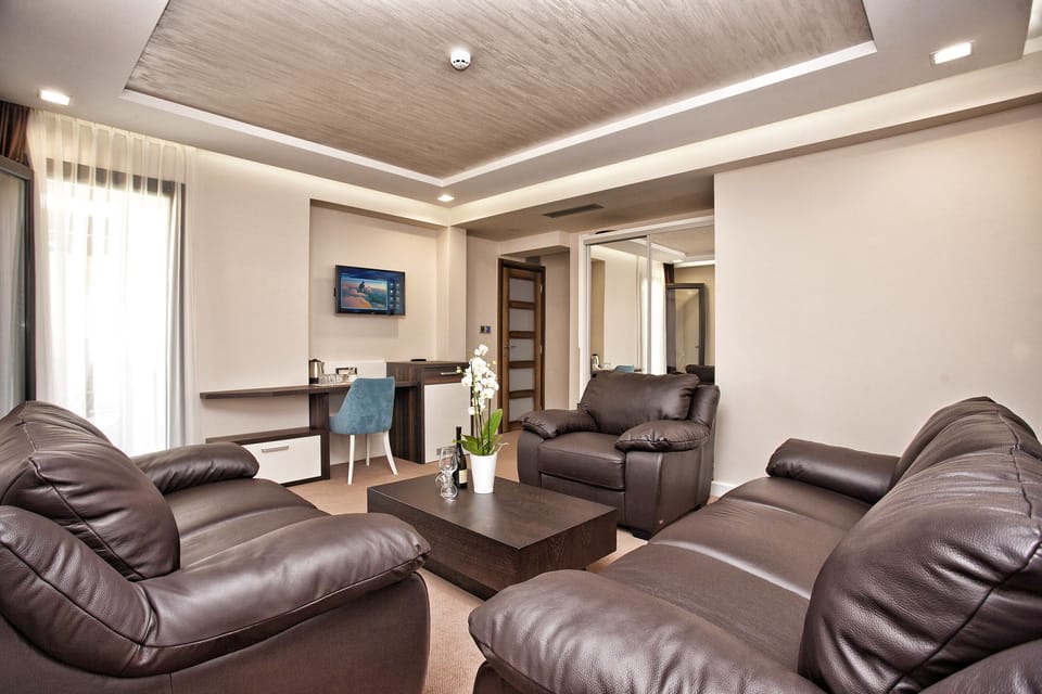 Suite, 1 Bedroom | Living area | Flat-screen TV