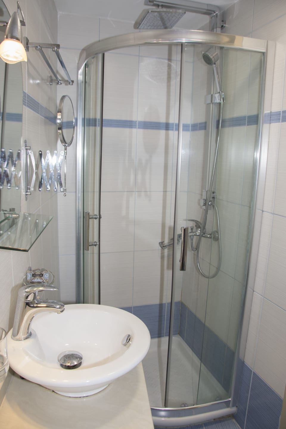 Triple Room, Sea View | Bathroom | Shower, free toiletries, hair dryer, towels