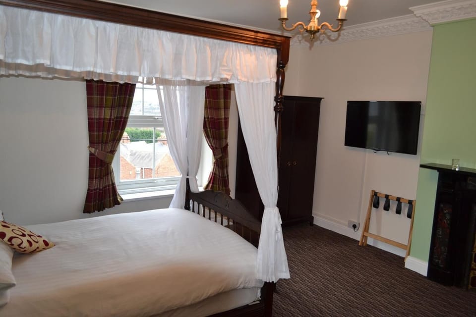 Honeymoon Suite | Desk, free WiFi