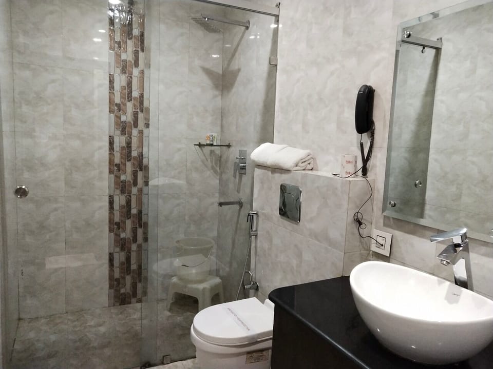 Luxury Room | Bathroom | Shower, free toiletries, towels