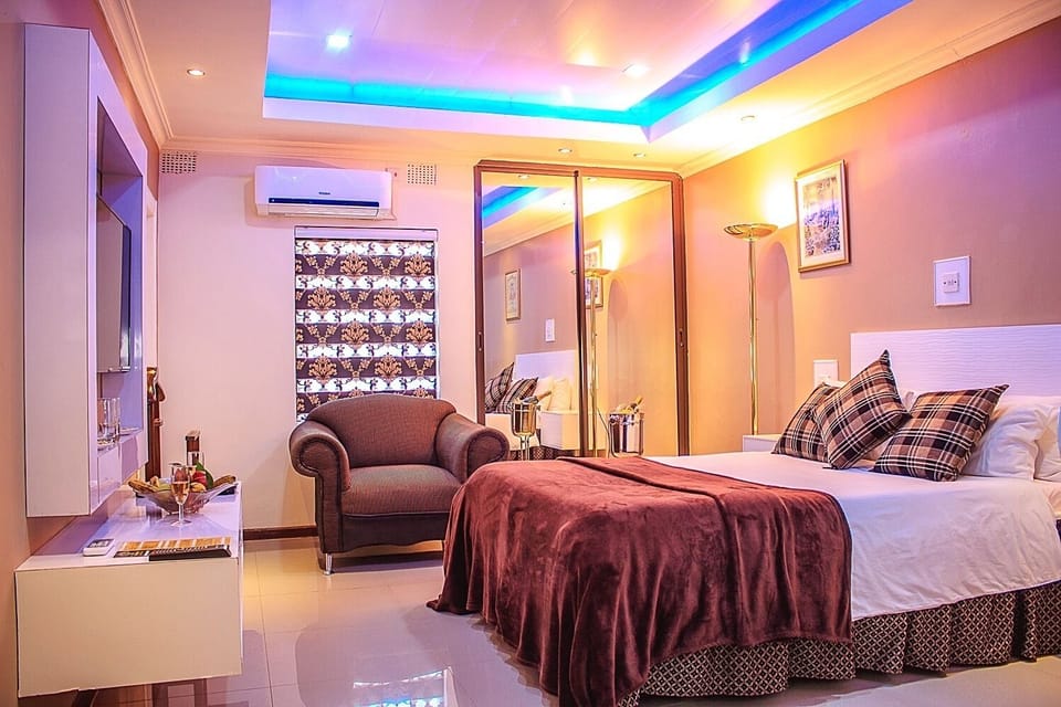 Executive Suite, 1 Queen Bed, Garden View | Frette Italian sheets, premium bedding, in-room safe, desk