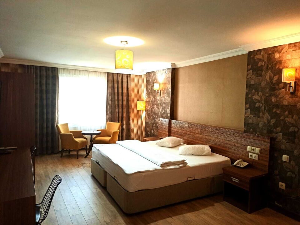 Deluxe | In-room safe, desk, free WiFi