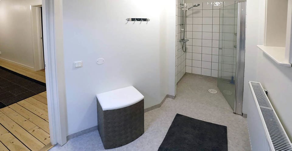 Shower, free toiletries, hair dryer, towels
