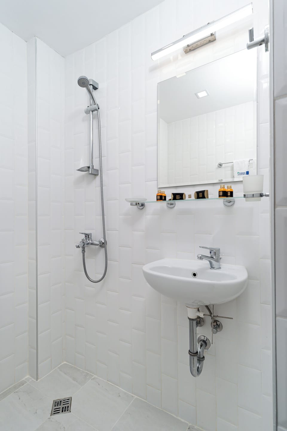 Promo Room | Bathroom | Shower, free toiletries, hair dryer, towels