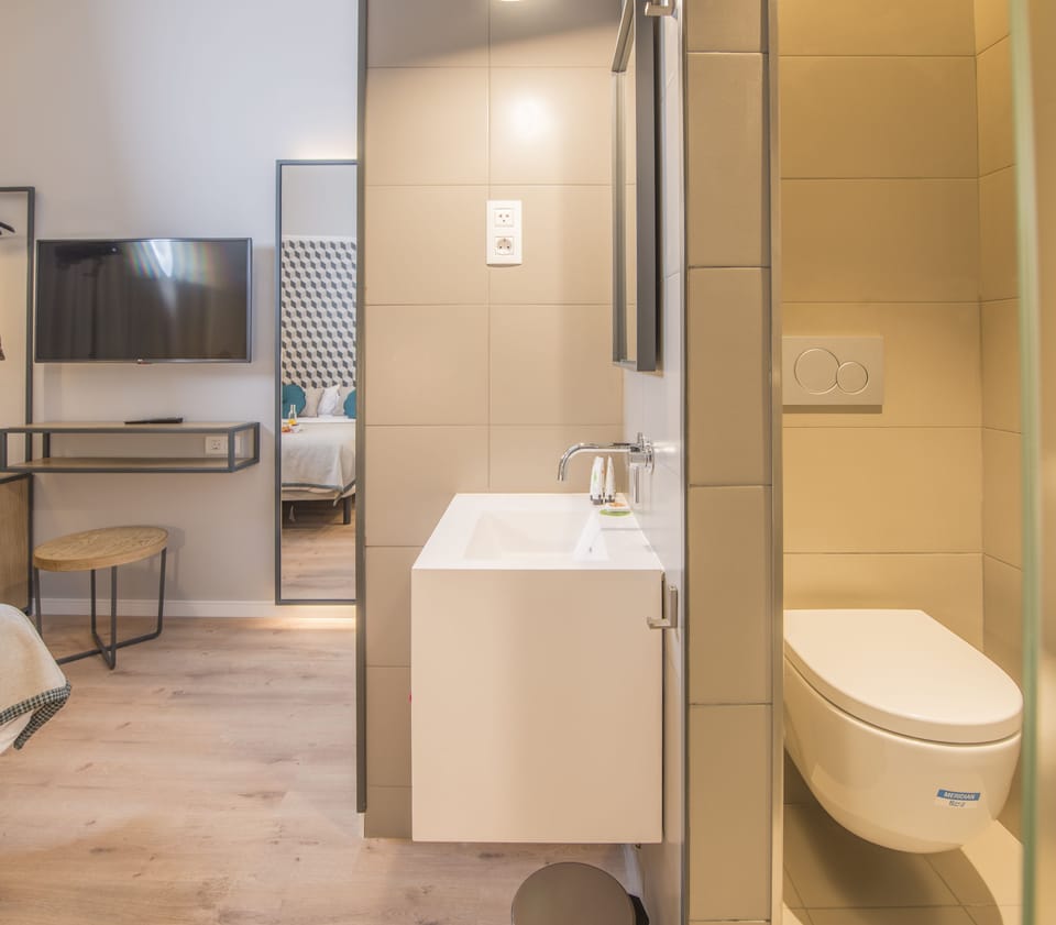 Double Room, Balcony, City View | Bathroom | Shower, free toiletries, hair dryer, towels