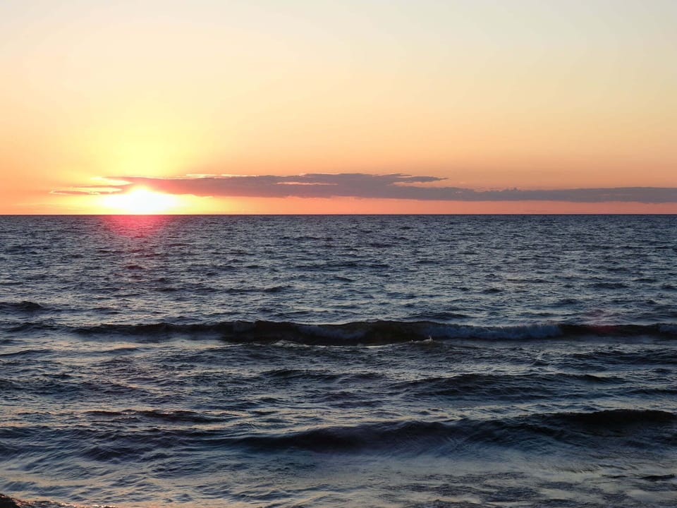 Beach nearby, white sand, sun loungers, beach towels