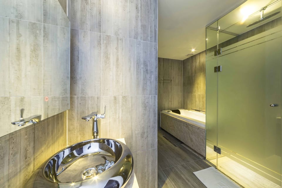 Standard Twin Room | Bathroom | Bathtub, jetted tub, designer toiletries, hair dryer