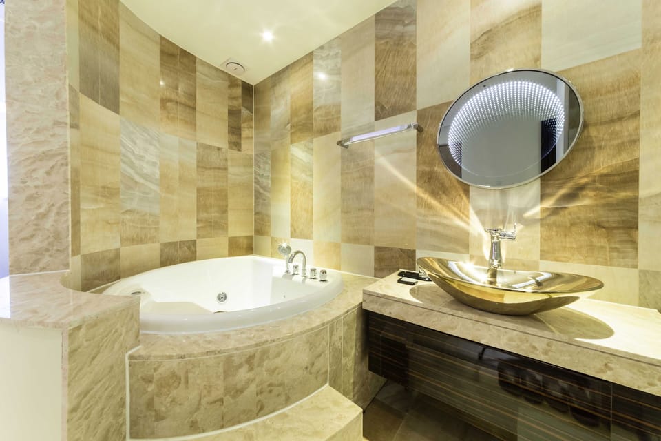 Suite Double | Bathroom | Bathtub, jetted tub, designer toiletries, hair dryer