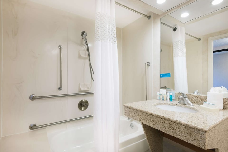 Combined shower/tub, free toiletries, hair dryer, towels