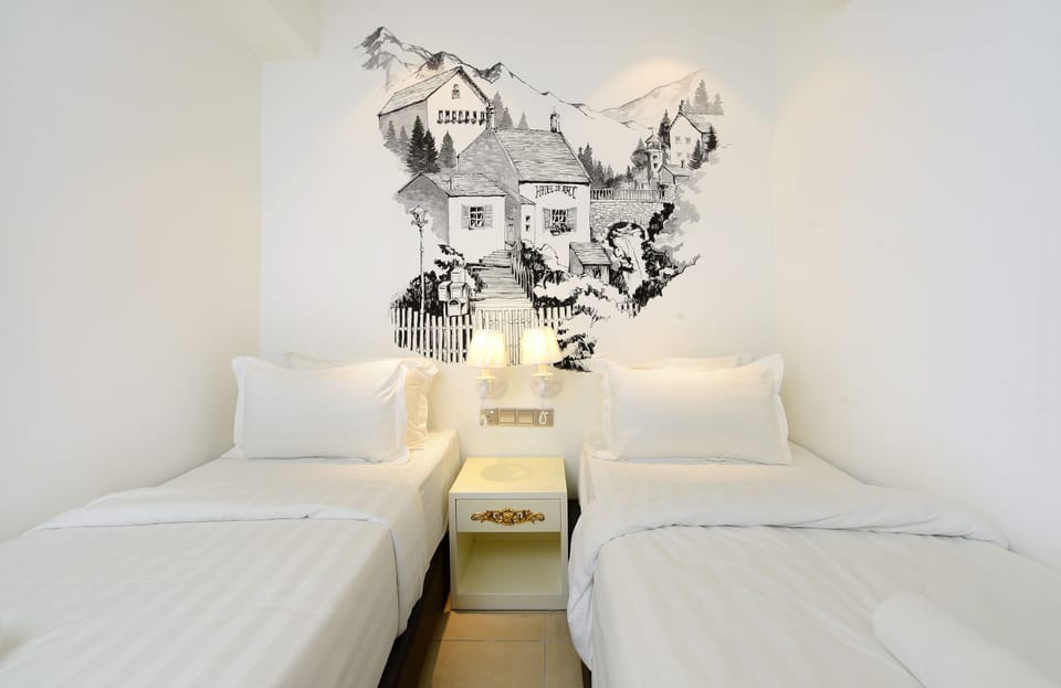 Art Twin (No Window) | Desk, soundproofing, free WiFi, bed sheets