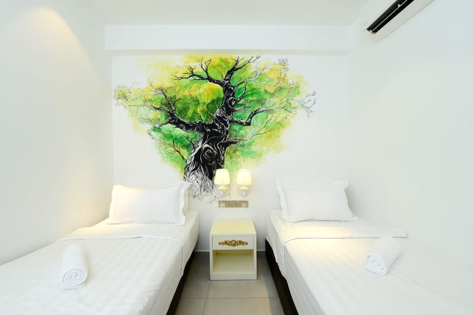 Art Twin (No Window) | Desk, soundproofing, free WiFi, bed sheets