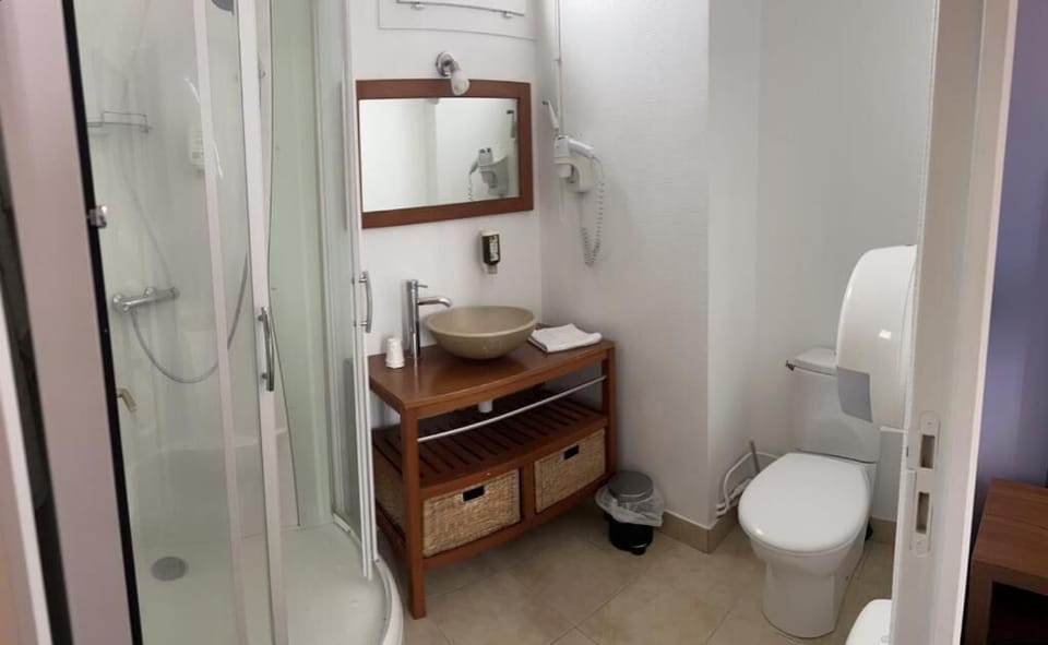 Standard Double Room | Bathroom | Free toiletries, hair dryer, towels