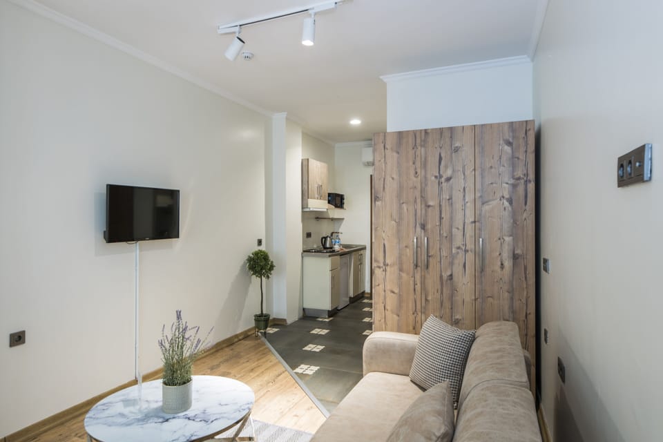 Deluxe Studio Suite | Premium bedding, in-room safe, desk, laptop workspace