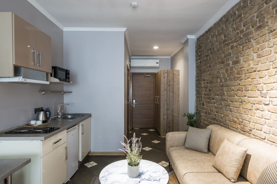 Deluxe Studio Suite | Premium bedding, in-room safe, desk, laptop workspace