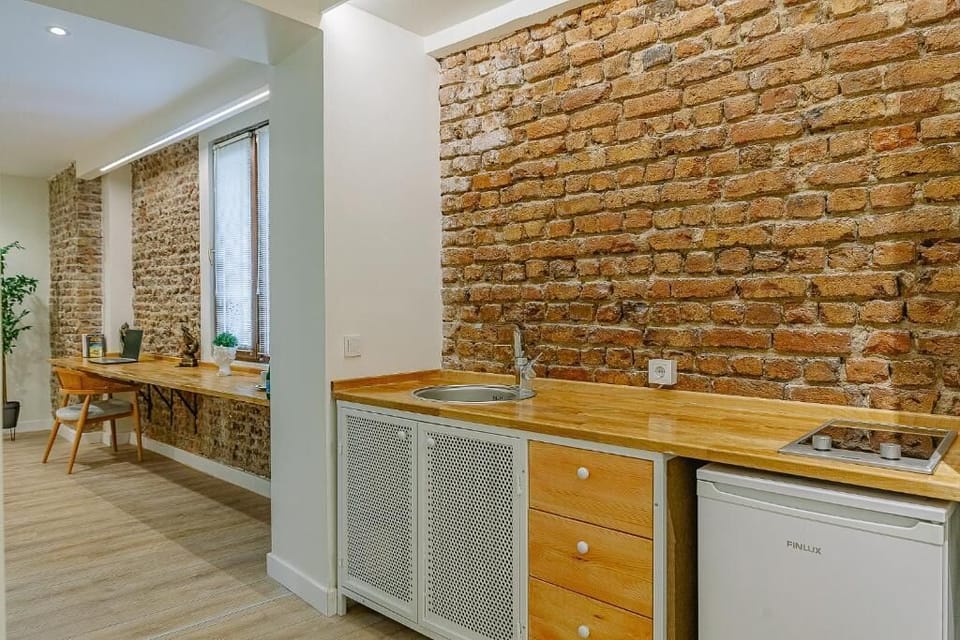 Honeymoon Suite | Private kitchen | Coffee/tea maker, fridge, electric kettle